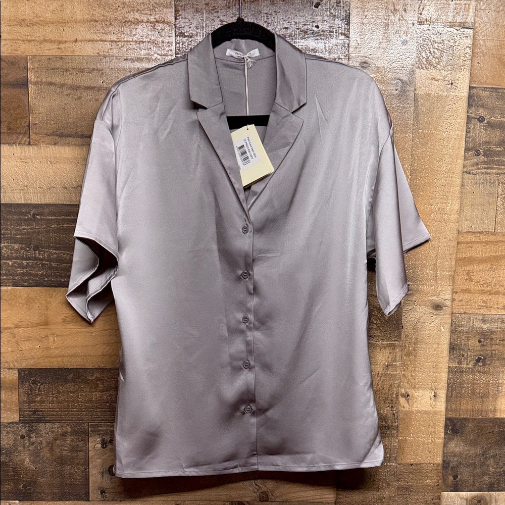 NWT Peppermayo Palm Cove Satin Gray Silver Short Sleeve Button Down Shirt size 2